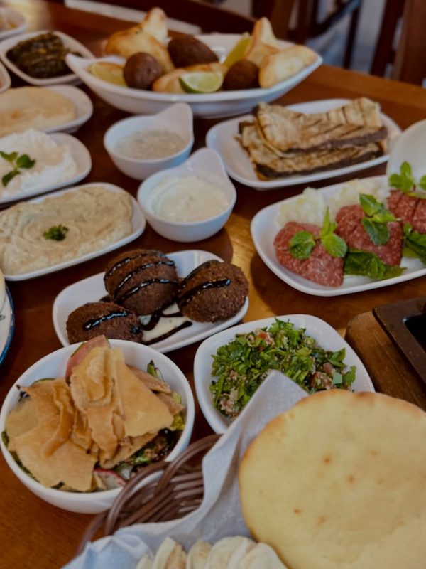 Prato de culinária árabe servido no Restaurante Mustapha em Atibaia — gastronomia autêntica do Oriente Médio