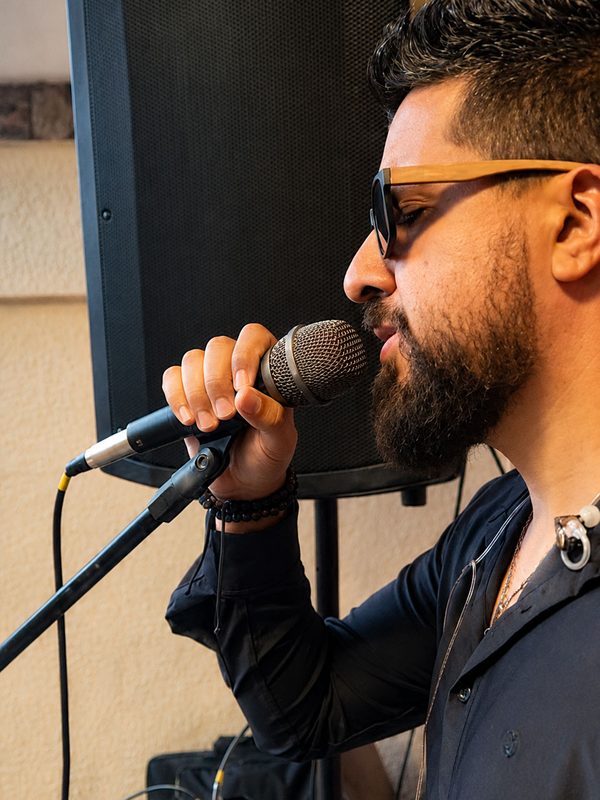 Bruno cantando ao vivo no Restaurante Mustapha em Atibaia — apresentação de Dia das Mães 2026