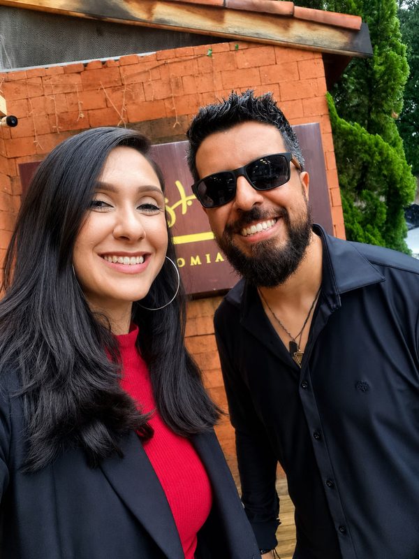 Dupla Bruno e Dani em apresentação acústica no Restaurante Mustapha em Atibaia — música ao vivo no Dia das Mães