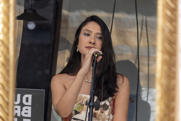 Dani cantando durante uma apresentação da dupla