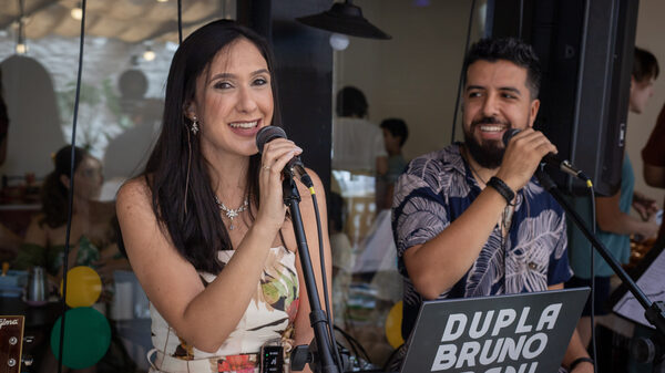 Bruno e Dani em apresentação musical ao vivo